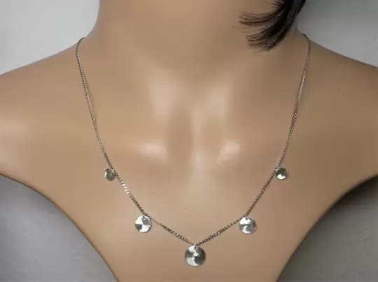 Halskette mit Plättchen